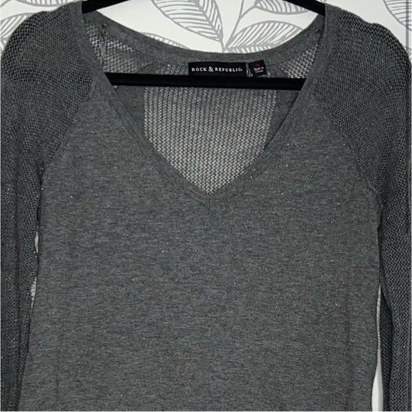 Rock & Republic Metallic Textured Top M Grey Glitter Light Sweater Neutral Boho - Picture 2 of 12